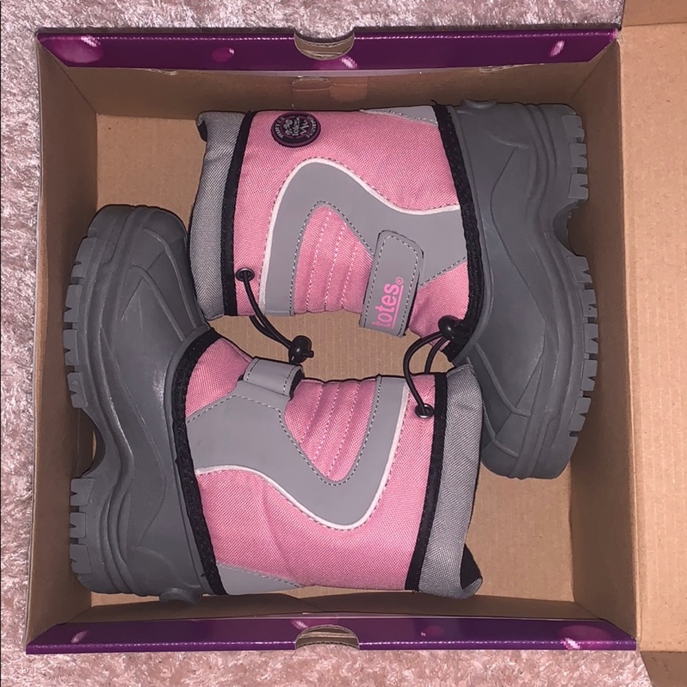 ADORABLE GIRLS SNOW BOOTS! BRAND NEW! Size 11!